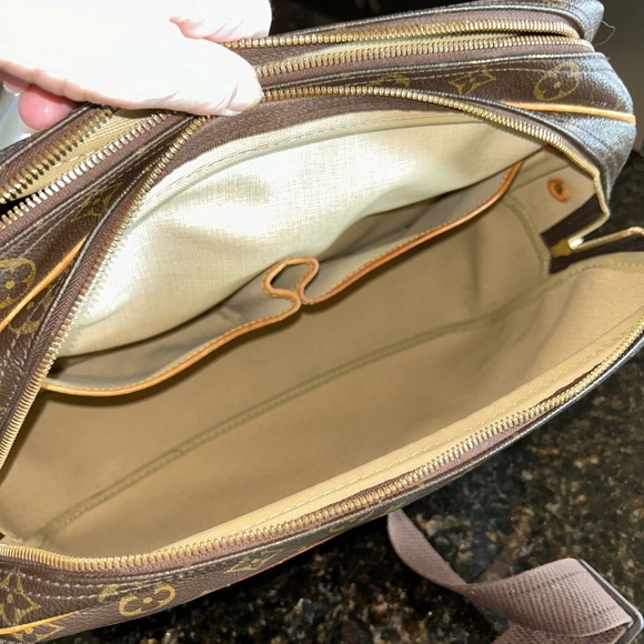 SOLD Louis Vuitton Reporter GM w/ Free LV Gift - Picture 8 of 15